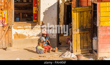 ANTANANARIVO, MADAGASKAR - Juli 2, 2011: Unbekannter Madagaskar Mädchen spielt mit ihrem Bruder. Menschen in Madagaskar Leiden der Armut aufgrund einer langsamen devel Stockfoto