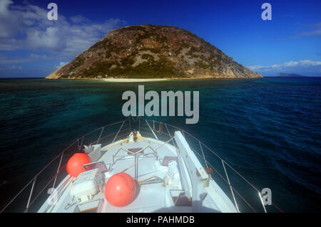 Der Bogen der Boot in Richtung Norden der Insel ankommen, Great Barrier Reef, Queensland, Australien. Keine PR Stockfoto