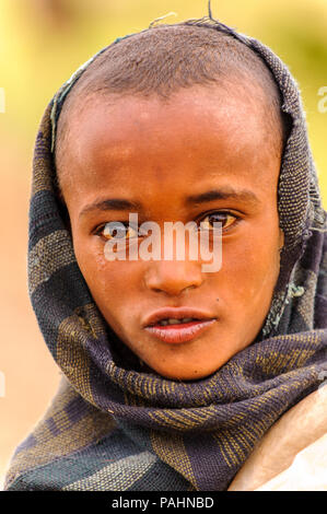 OMO VALLEY, Äthiopien - Sep 22, 2011: Unbekannter Äthiopischen kleiner Junge tragen alte Kleidung in Äthiopien, 22.09.2011. Kinder in Äthiopien leiden von p Stockfoto