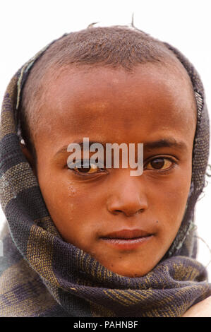 OMO VALLEY, Äthiopien - Sep 22, 2011: Unbekannter Äthiopischen kleiner Junge tragen alte Kleidung in Äthiopien, 22.09.2011. Kinder in Äthiopien leiden von p Stockfoto