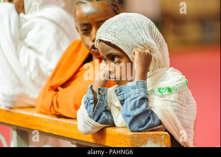 AKSUM, Äthiopien - September 24, 2011: Unbekannter äthiopischen Mädchen denkt. Menschen in Äthiopien leiden der Armut wegen der instabilen Lage Stockfoto