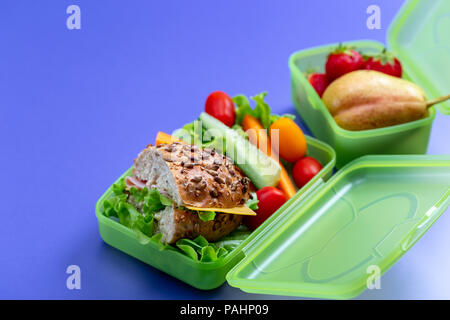 Mittag- Boxen mit frischen gesunden zweiten Frühstück. Stockfoto