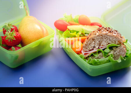 Mittag- Boxen mit frischen gesunden zweiten Frühstück. Stockfoto