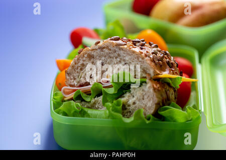 Mittag- Boxen mit frischen gesunden zweiten Frühstück. Stockfoto