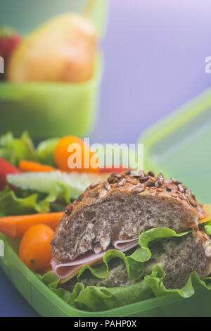 Mittag- Boxen mit frischen gesunden zweiten Frühstück. Stockfoto