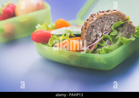 Mittag- Boxen mit frischen gesunden zweiten Frühstück. Stockfoto