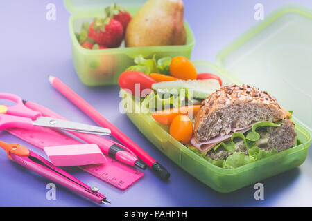 Mittagessen mit frischem Frühstück. Frühstück Schule Konzept. Stockfoto