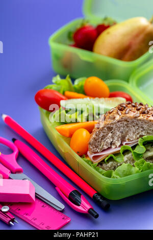 Mittagessen mit frischem Frühstück. Frühstück Schule Konzept. Stockfoto