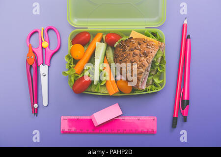 Mittagessen mit frischem Frühstück. Frühstück Schule Konzept. Stockfoto