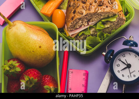 Mittagessen mit frischem Frühstück. Frühstück Schule Konzept. Stockfoto