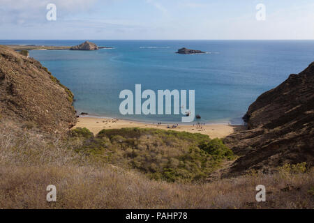 Touristen am Strand von San Cristobal Island, Galapagos Inseln Stockfoto