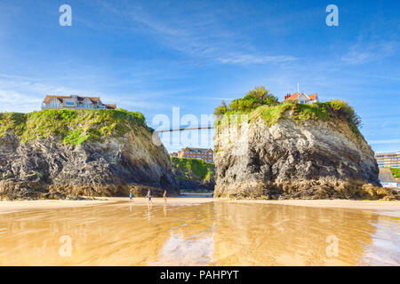 24. Juni 2018: Newquay, Cornwall, UK-Towan Strand, die Insel und die Brücke. Stockfoto