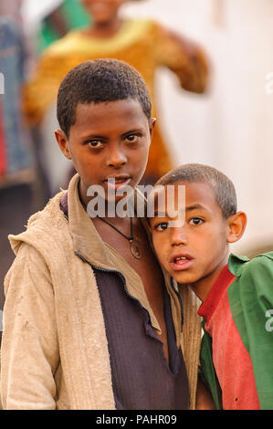 LALIBELA, Äthiopien - September 27, 2011: Unbekannter äthiopischen Freund in die Kamera schauen. Menschen in Äthiopien leiden der Armut wegen der instabilen Stockfoto