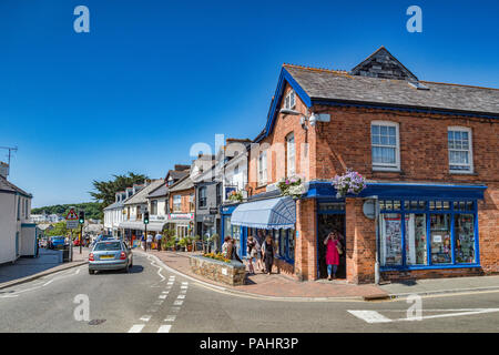 Vom 7. Juli 2018: Bude, Cornwall, Großbritannien - Einkaufen in Lansdown Road, Bude, Cornwall, Großbritannien Stockfoto