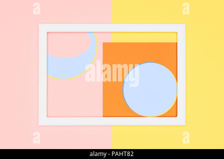 Abstrakte Geometrie flach Pastell blau, rosa und gelb Papier Textur Minimalismus Hintergrund. Minimale geometrische Formen und Linien Vorlage mit leeren Pi Stockfoto