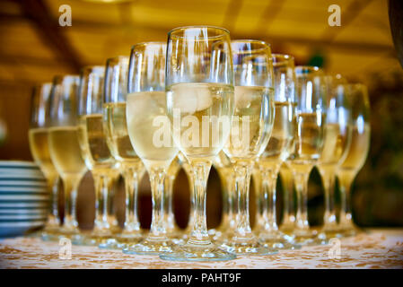 Gläser mit kaltem Sekt close-up. Stockfoto