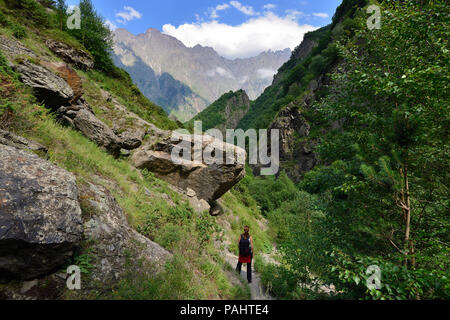 Schöne Dariali Schlucht in der Nähe der Kazbegi Stadt in den Bergen des Kaukasus, Geprgia Stockfoto