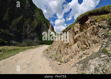 Schöne Truso Truso Schlucht in der Nähe der Kazbegi Stadt in den Bergen des Kaukasus, Geprgia Stockfoto