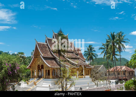 Schöne Aussicht auf die prächtigen Wat Mai Suwannaphumaham Tempel in Luang Prabang, Laos Stockfoto