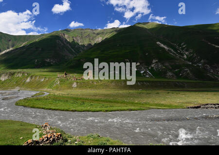 Schöne Truso Schlucht in der Nähe der Kazbegi Stadt in den Bergen des Kaukasus, Geprgia Stockfoto