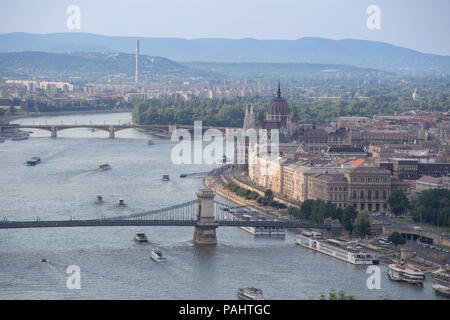 Wahrzeichen von Budapest Parlament und der Brücke über die Donau in Ungarn. Stockfoto