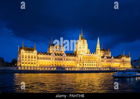 Das ungarische Parlament Gebäude, das auch als Parlament von Budapest. Einer der ältesten Europäischen legislative Gebäude, eine bemerkenswerte Sehenswürdigkeit der Hungar bekannt Stockfoto