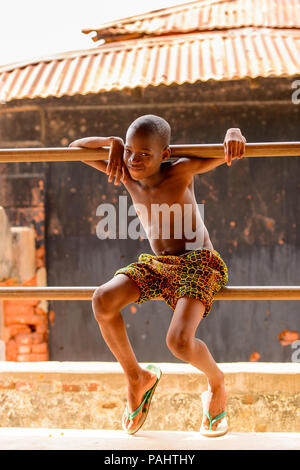 KARA, TOGO - Mar 9, 2013: Unbekannter Togoischen boy Portrait. Die Menschen in Togo Leiden der Armut wegen der instabilen Situation econimic Stockfoto