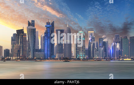 Skyline von West Bay, Doha City Centre bei Sonnenaufgang, Katar Stockfoto