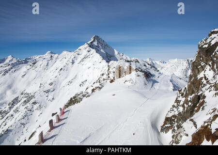 Alpen Panorama in Sölden Ski Resort, Otztal, Österreich an einem sonnigen Wintertag. Berge sind mit Schnee und Pisten bedeckt sind in sehr gutem Zustand. Stockfoto