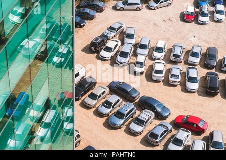 Bukarest, Rumänien - 15. September 2016: Reihen von Autos in der Nähe von einem Büro Gebäude geparkt. Luftaufnahme Stockfoto