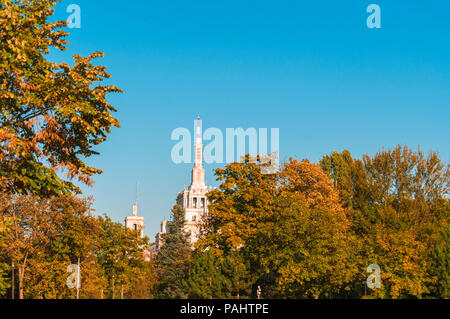 Bukarest, Rumänien - 30. September 2016: Haus der Freien Presse Gebäude durch die Bäume gesehen. Das Gebäude war vorgesehen, alle von Bukarest zu Haus Stockfoto