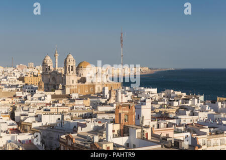 Antenne Panoramablick über die Dächer der Altstadt und die Kathedrale de Santa Cruz am Nachmittag von Turm Tavira in Cadiz, Andalusien Stockfoto