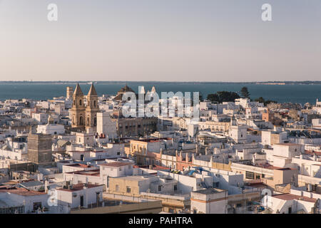 Antenne Panoramablick über die Dächer der Altstadt und die Kathedrale de Santa Cruz am Nachmittag von Turm Tavira in Cadiz, Andalusien Stockfoto