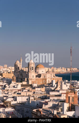 Antenne Panoramablick über die Dächer der Altstadt und die Kathedrale de Santa Cruz am Nachmittag von Turm Tavira in Cadiz, Andalusien Stockfoto