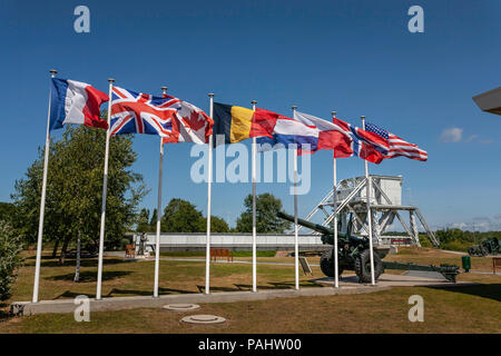 Europäische und amerikanische Fahnen auf der Pegasus Memorial Museum Benoville Normandie Frankreich Stockfoto