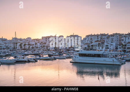 Der Yachthafen von Puerto Banus, Marbella, Andalusien, Spanien an einem heißen Sommerabend. Stockfoto