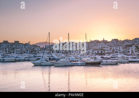 Der Yachthafen von Puerto Banus, Marbella, Andalusien, Spanien an einem heißen Sommerabend. Stockfoto