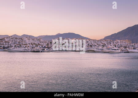 Der Yachthafen von Puerto Banus, Marbella, Andalusien, Spanien an einem heißen Sommerabend. Stockfoto