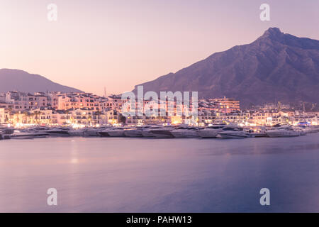 Der Yachthafen von Puerto Banus, Marbella, Andalusien, Spanien an einem heißen Sommerabend. Stockfoto