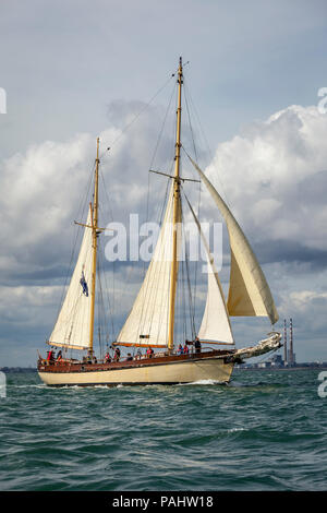 Die Niederländische tallship segeln Vielleicht außerhalb von Dublin Stockfoto