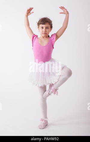 Süße, kleine und hübsche junge Ballerina Mädchen tanzen auf weißem Hintergrund. Studio shoot Stockfoto