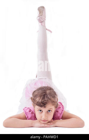 Süße, kleine und hübsche junge Ballerina Mädchen tanzen auf weißem Hintergrund. Studio shoot Stockfoto