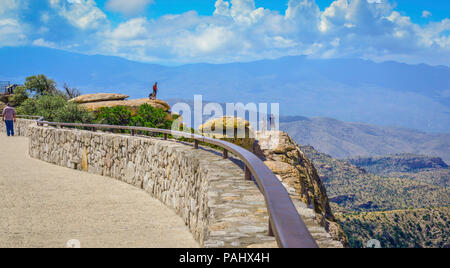 Die Leute stehen auf uralten Land Formationen, die in den Ansichten im Windy Point Vista auf Mt. Lemmon im Coronado National Forest, in der Nähe von Tucson, AZ Stockfoto