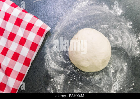 Zubereitung von Pizza Teig, Teig ruht. Stockfoto