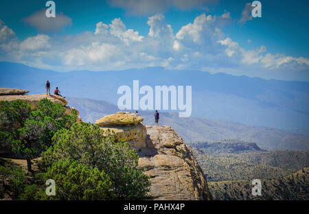 Die Leute stehen auf uralten Land Formationen, die in den Ansichten im Windy Point Vista auf Mt. Lemmon im Coronado National Forest, in der Nähe von Tucson, AZ Stockfoto