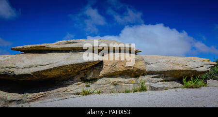 Groß und ungewöhnlich abgeflacht Granitfelsen sitzen am Windy Point Vista auf Mt. Lemmon im Coronado National Forest in der Nähe von Tucson, AZ, USA Stockfoto