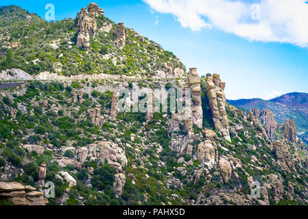 Eine gewundene Scenic Byway durch den oberen Ebenen der Mt. Lemmon neben vielen Hoodoos und granitformationen sind faszinierende in Coronado National F Stockfoto