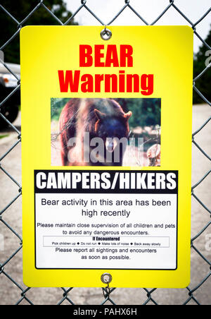 Ein Bär Warnschild hängt an einem Zyklon Zaun als Beratender, Camper und Wanderer von hoher Bär Tätigkeit im Bereich Stockfoto