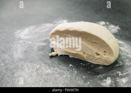 Zubereitung von Pizza Teig, Teig ruht. Stockfoto
