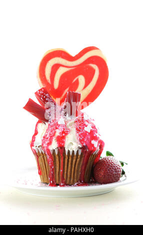 Rote und weiße Thema bunte Neuheit Cupcake dekoriert mit Süßigkeiten und großen herzförmigen Lollipop für Valentinstag, Muttertag, Geburtstag celebrati Stockfoto